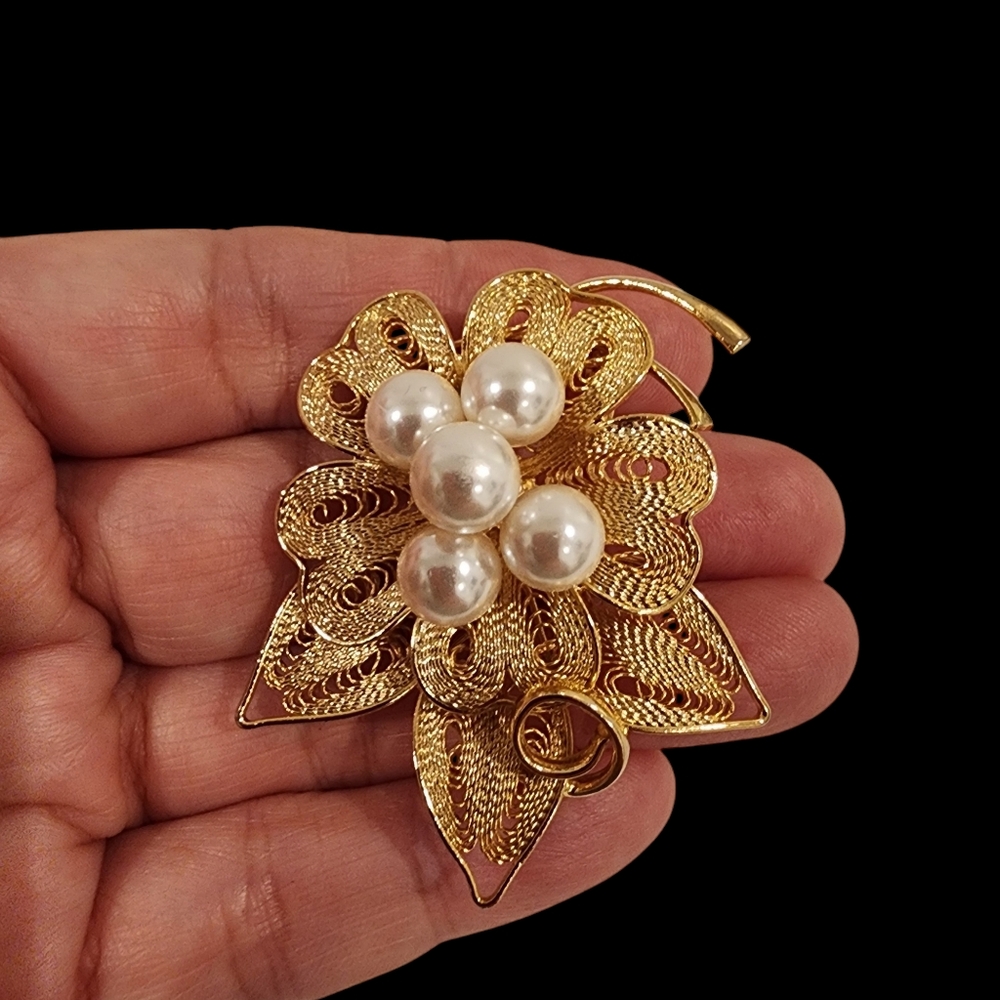 Vintage brooch pin twisted wire gold tone faux pearls leaf and flower   A0246